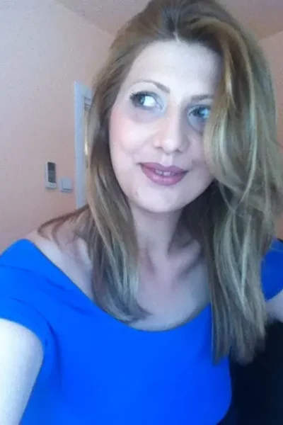 Daiana natural look, casual blue top – Amsterdam GFE escort