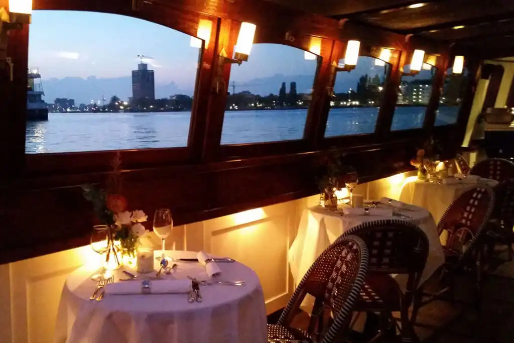 Dinner on Cruiser in Amsterdam – Romantic Canal Dining Experience