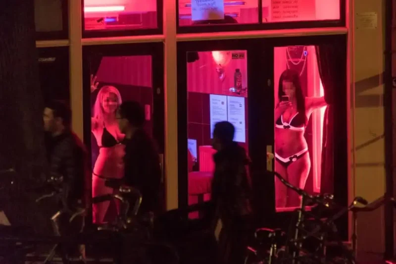 Hookers in Amsterdam – What to Know Before You Visit the Red Light District