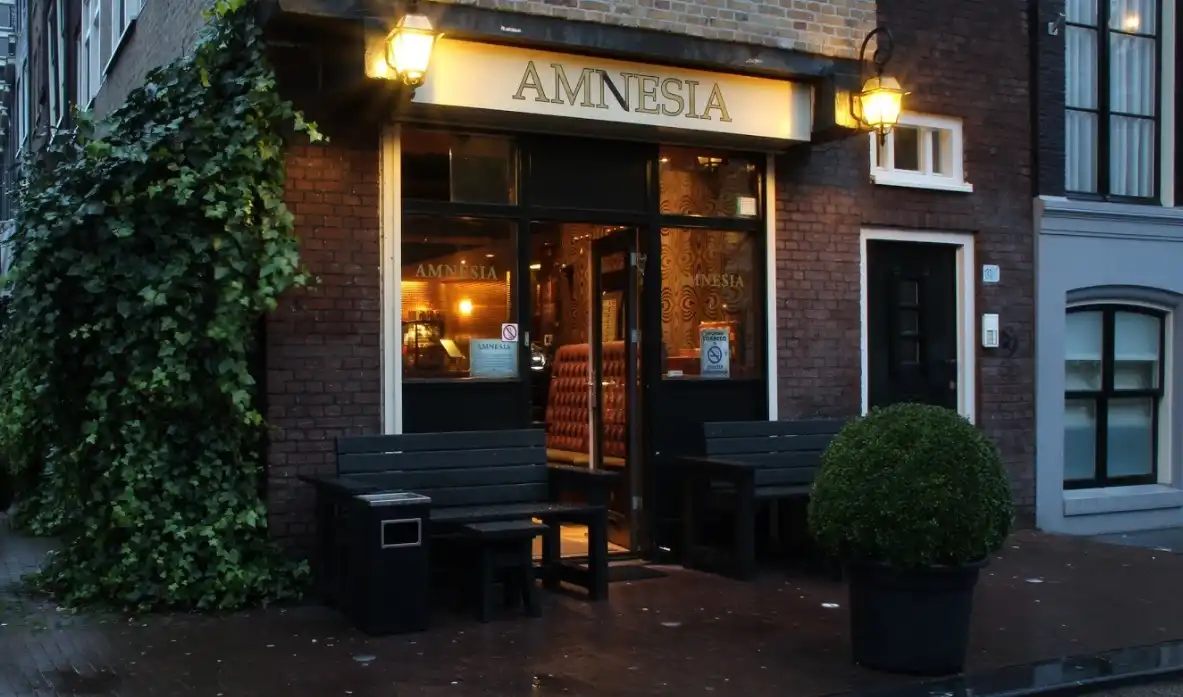 Amnesia Coffeeshop Amsterdam – Stylish Canal-Side Exterior of a Top-Rated Cannabis Café