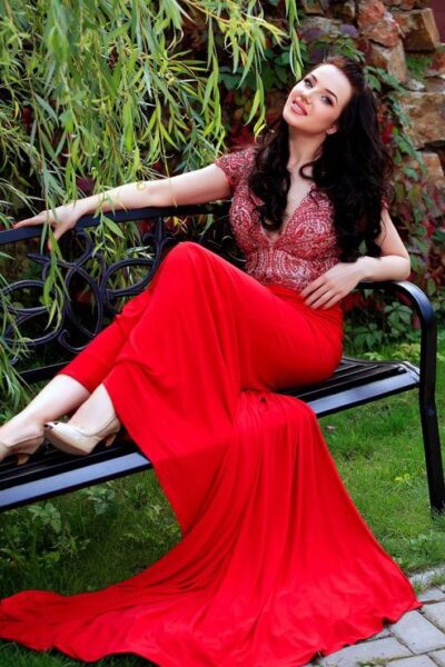 Book Iris for a passionate girlfriend experience