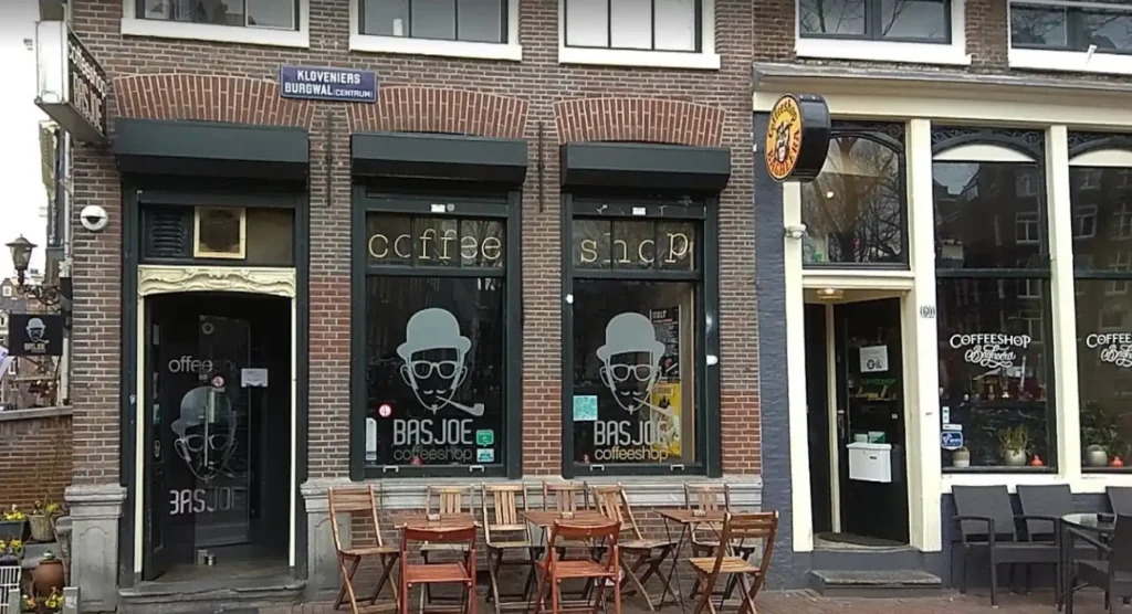 Basjoe Coffeeshop Amsterdam – Front View of a Chill Cannabis Café Near the Canal