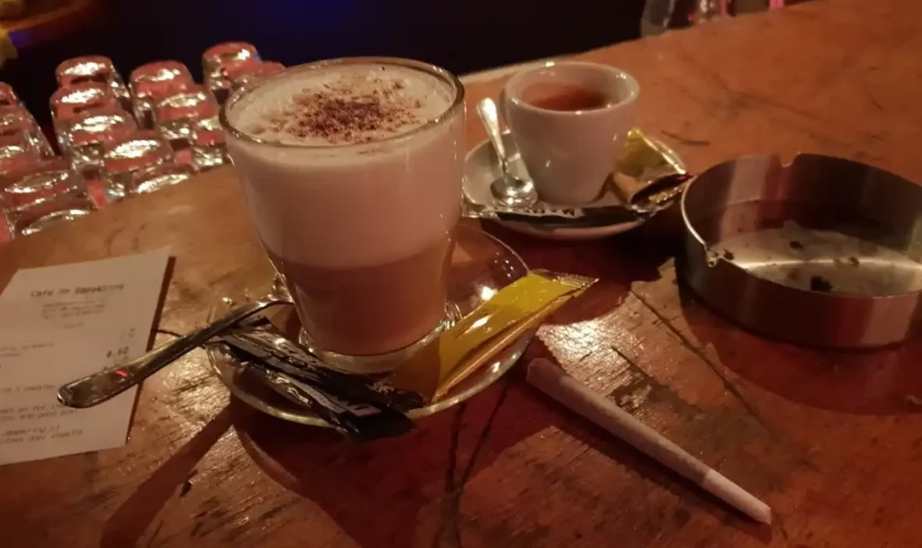 Inside De Dampkring Amsterdam – Cinematic Coffeeshop Interior Featured in Ocean’s Twelve