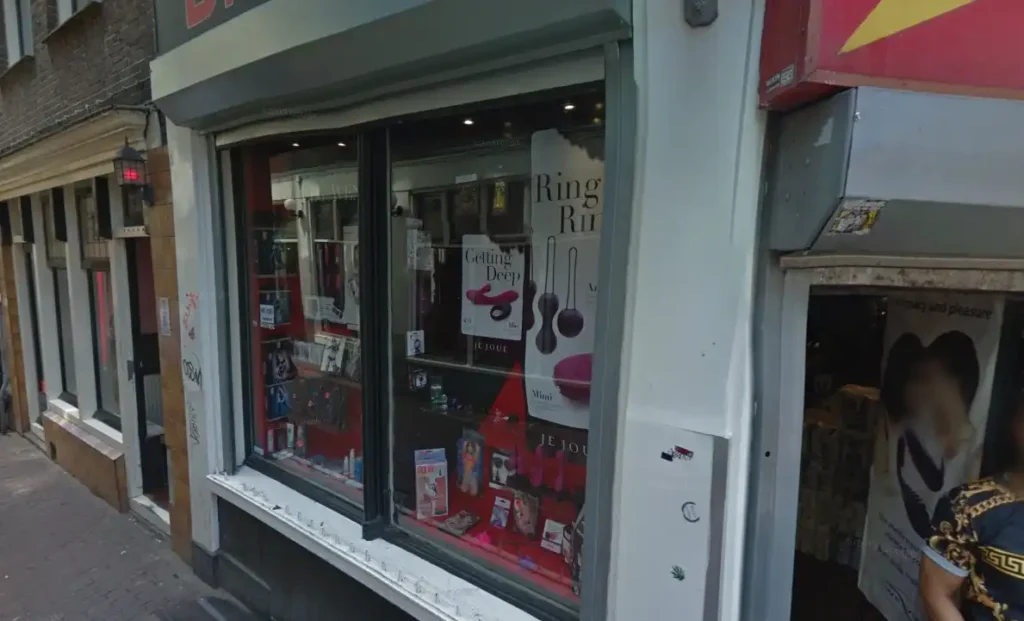 Red Rose Winkel Amsterdam – Intimate & Discreet Sex Shop in the Red Light District
Red Rose Winkel is a discreet and inviting sex shop located in Amsterdam’s Red Light District. Known for its intimate atmosphere, the store offers a curated range of sex toys, lingerie, and adult products for all preferences and experience levels.